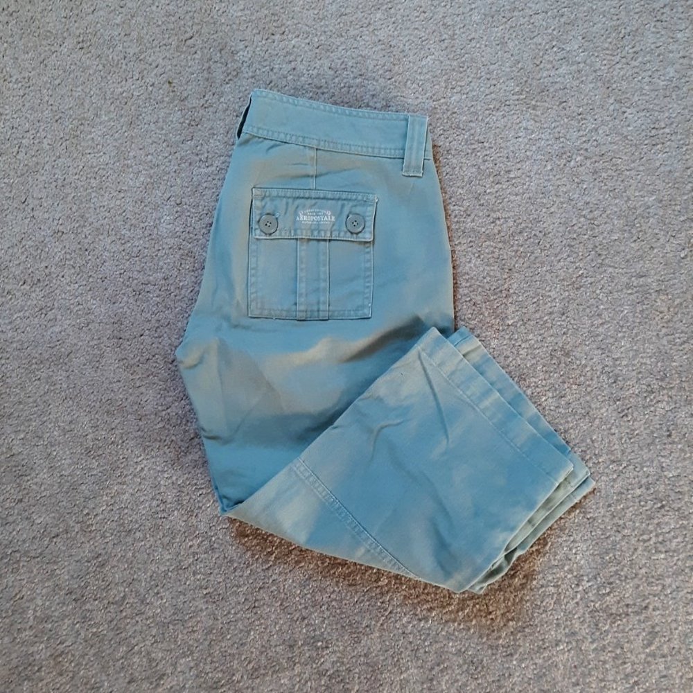 Aeropostale Green Khaki Cropped/Capri Pants - Size 3/4